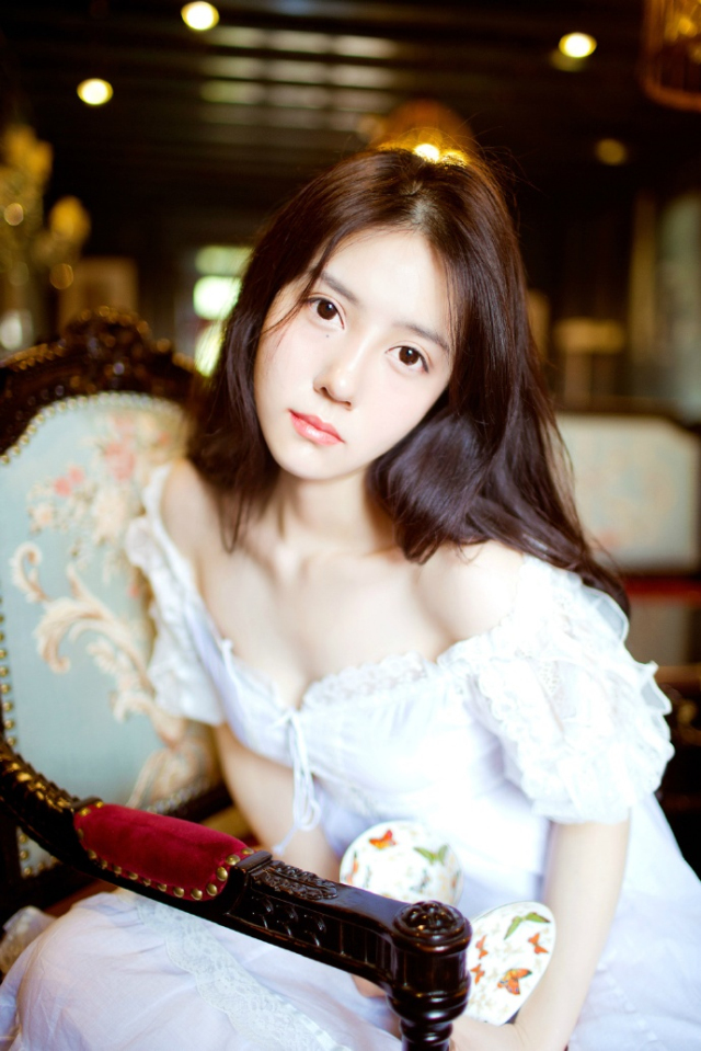 不爱的爱情，永远不会变坏。所以，我们调情，我们暧昧，却永远不要相爱。
